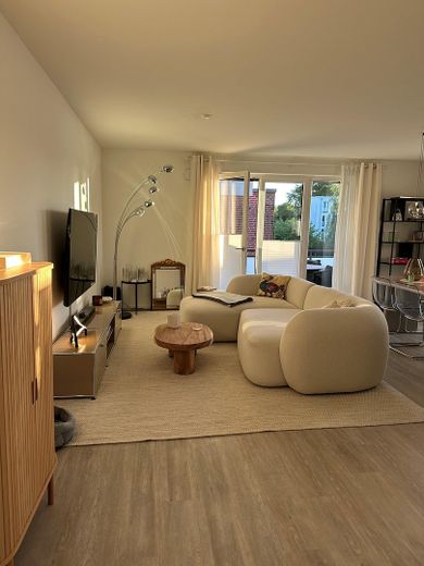Traumwohnung mit exklusiver Einbauküche und großzügigem Balkon. – Wohnzimmer