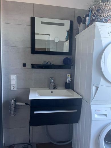 Gepflegtes 1-Zimmer-Penthouse Apartement mit großem Balkon in Rosenheim - Anfragen nur per Mail – Gepflegte Sanitäranlage