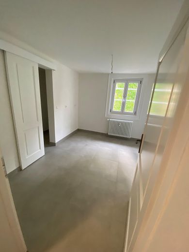 Modernisierte 4 Zimmer/Kü/Bad/Gäste WC in zentraler Kurparklage – Küche mit Speisekammer