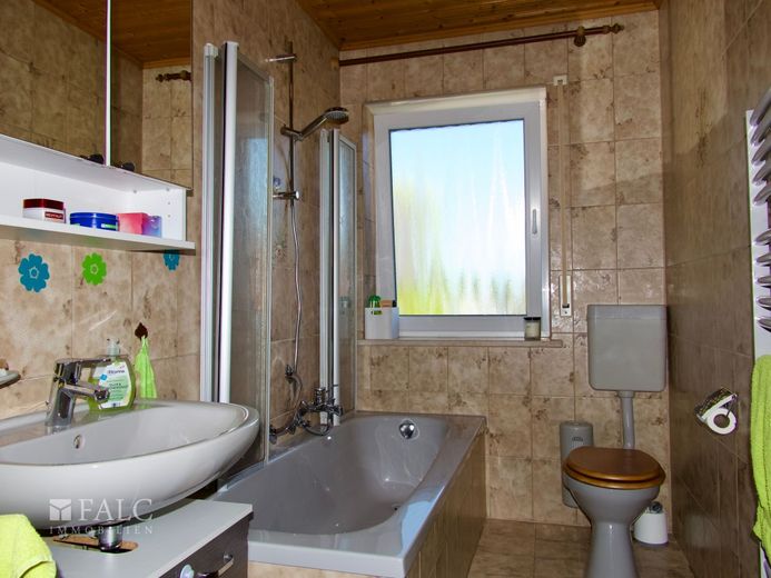 Einfach Mehr: Top Gepflegtes Wohnhaus mit 2 eigenständigen Wohnungen. Garten, 3Garagen, Wintergarten – OG: Badezimmer