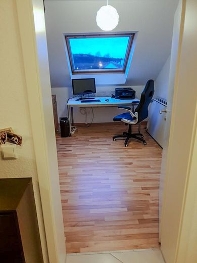 Magnifique appartement de 4 pièces en dernier étage avec vue panoramique, climatisation et carport – Schlafzi. / Büro / Kinderzi.