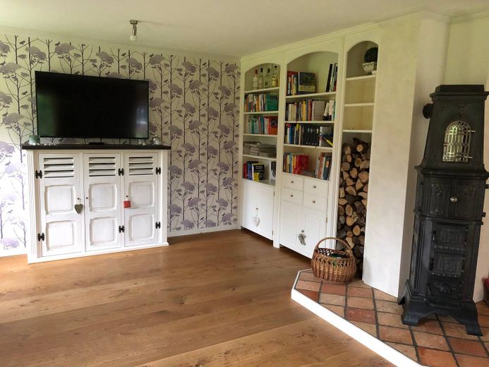 Landhaus "Rose Garden" direkt vor Sylt zu verkaufen! – Wohnbereich mit TV