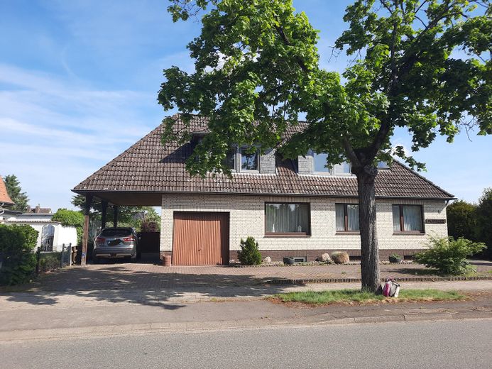 Casa unifamiliare con possibilità di appartamento indipendente/alloggio multigenerazionale su terreno spazioso - senza provvigione – Vorderansicht