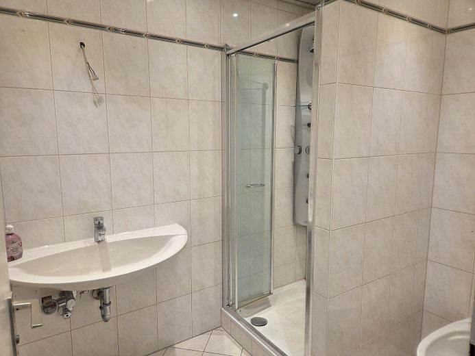 Ampio appartamento di 2 locali con 85,5 m², balcone esposto a sud-ovest e posto auto in garage sotterraneo – primo utilizzo dopo la ristrutturazione – Bad