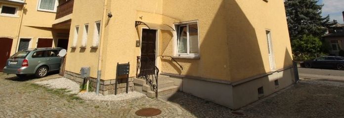 Freistehendes Haus mit 3 Etagenwohnungen + Stellplätzen im Hof + Grünfläche