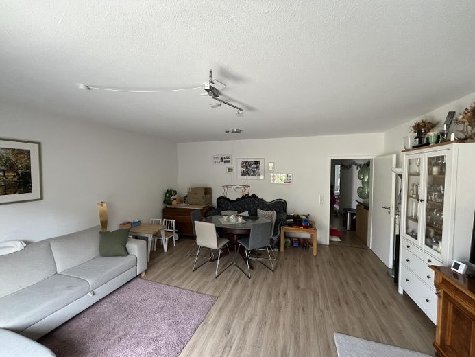 Appartement modernisé de 4 pièces avec terrasse orientée sud, place de parking en garage souterrain et liaison en tramway vers HB – Wohnzimmer 2