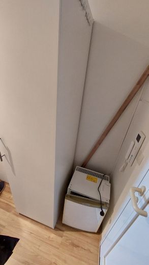 Nettes Appartement in Giesing provisionsfrei – Kleiderschrank und Kühlschrank