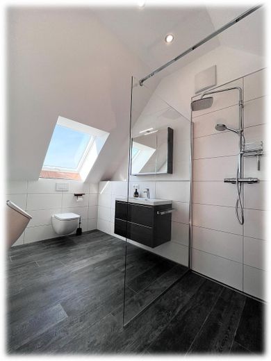 Toekomstbestendig wonen: moderne KfW-55-maisonette (A+) met groot dakterras & 2 parkeerplaatsen – Bad_oben_1