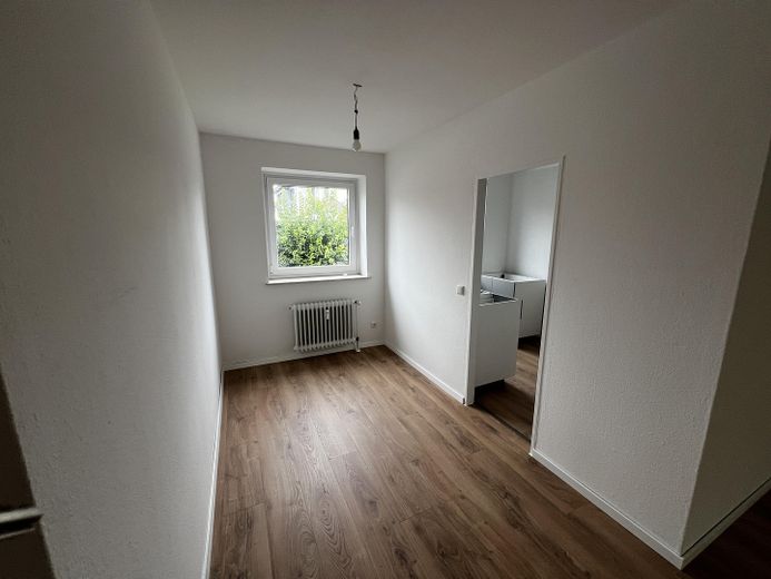 Zentral & grün: 3-Zimmer-Wohnung mit Garten & EBK in Hehlentor – Essensbereich mit Küchenzugang