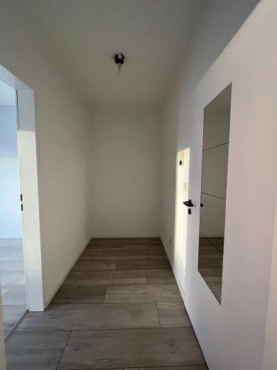 Flur mit Türe zum Bad