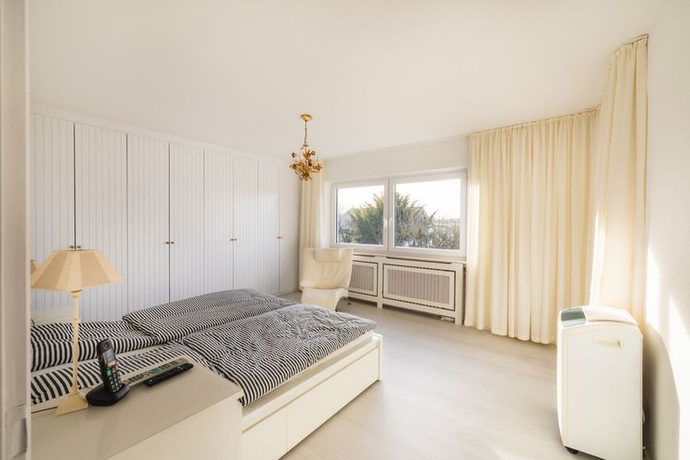 Helles, modernes Einfamiienhaus mit Terrasse - Balkon + Garten in Hümmerich - Preisreduzierung! – Schlafzimmer