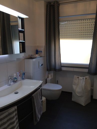 Geschmackvolle Wohnung mit großer Terasse – Badezimmer