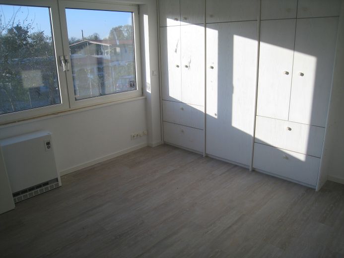 2 Zimmer-Studiowhg. Lahr. Bauj.2019, barrierefrei mit offenen Wohn,-Essbereich. – Schlafzimmerschrank u.Fenster