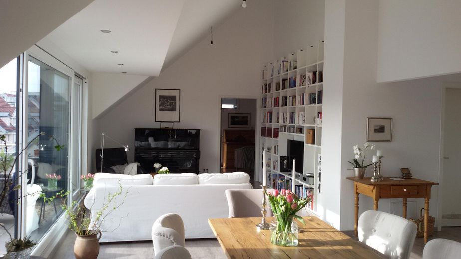 ++ EXCLUSIVES PENTHOUSE IN KORNTAL: BARRIEREFREI MIT AUFZUG - DACHTERRASSE MIT STADTBLICK ++ – Wohnbereich