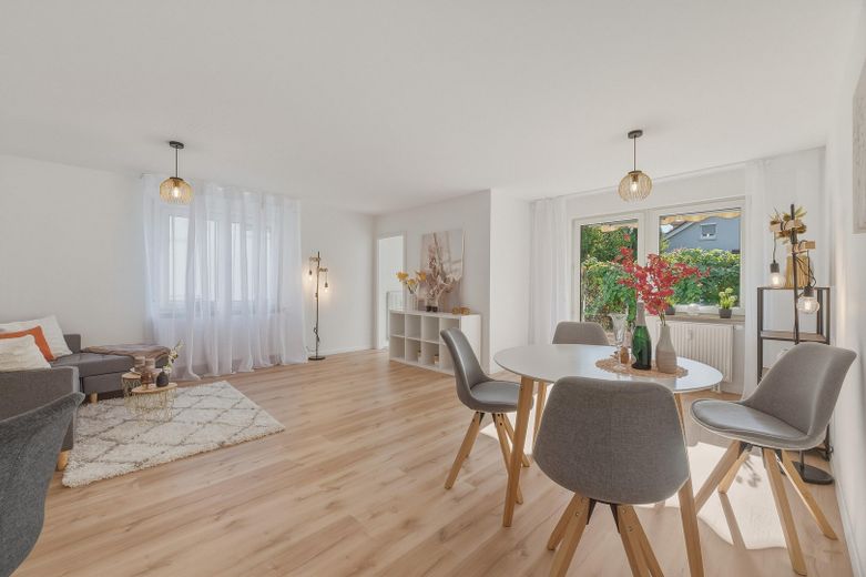 Amore per il giardino! Appartamento ristrutturato di 2 locali libero da subito, con splendido giardino privato e terrazza soleggiata – Wohn-Essbereich 1