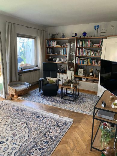 Einfamilienhaus in kühlem Garten – Bibliothek
