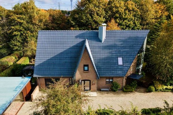 Una casa per generazioni – Spaziosa casa bifamiliare con giardino simile a un parco