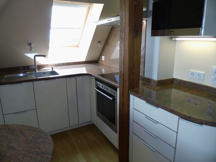 Exclusiv und stilvoll wohnen in Stadtvilla / hochwertige 4 - 5 Raum Terrassenwohnung – Blick in hochwertige Küche