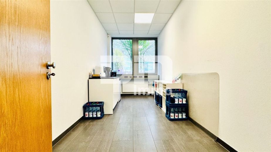 Hochwertige EG Büroetage mit hochwertiger Ausstattung und bis zu 20 PKW Stellplätzen – 1. Raum rechts / Pantry Küche