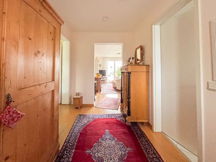Modernes Wohnen im Europaviertel: Gepflegte 2-Zimmer-Wohnung (Bj. 2003) mit Balkon &amp; TG Stellplatz – Flur