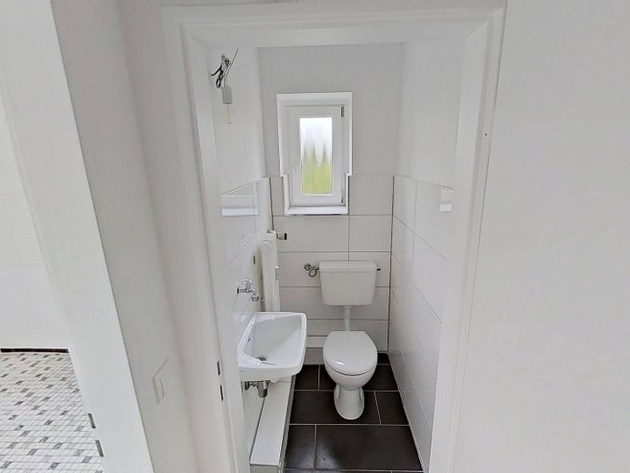 Moderno appartamento con 4 locali, BALCONE e vasca da bagno a Lübeck-Buntekuh – Gäste-WC