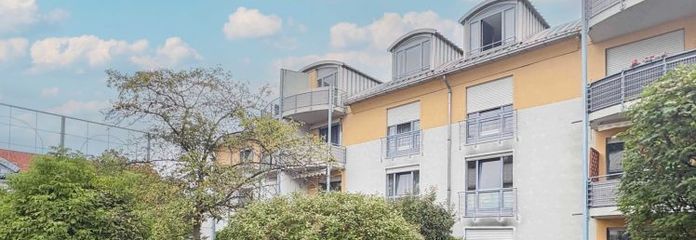 Vacant 2-room top-floor apartment with balcony & garage parking space