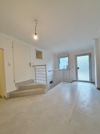 Modernized 5-room mid-terrace house in Bremen-Hastedt with garden, terrace & 2 bathrooms – Flur