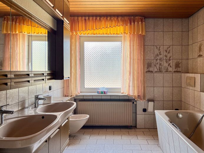 Hochwertiges Zweifamilienhaus, gehobene Ausstattung, Ausbaupotential, traumhafter Ausblick – Badezimmer bei Schlafzimmer