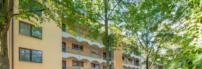 Charming & Close to the Town Center – 1.5-Room Apartment with South-Facing Balcony & Underground Parking Space