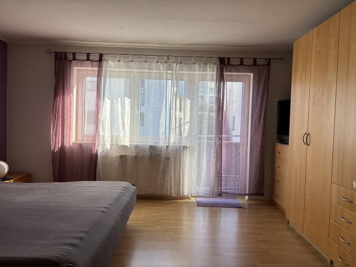 Ruhig wohnen in Feldrandlage: Doppelhaushälfte 5 Zi, 140 qm, Garage – Schlafzimmer mit Balkon