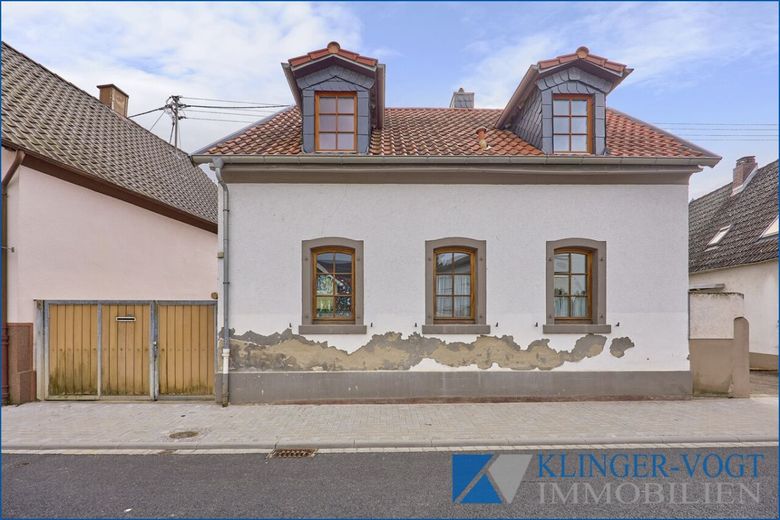 ** Reparaturbedürftiges freistehendes Einfamilienhaus **  in Haus-/Hofbauweise! – Frontansicht
