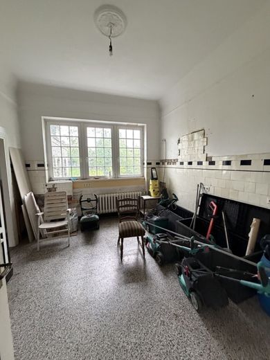 Denkmalgeschützte Fabrikantenvilla an der Weser - Parkgrundstück mit drei zusätzlichen Bauplätzen – Abstellraum