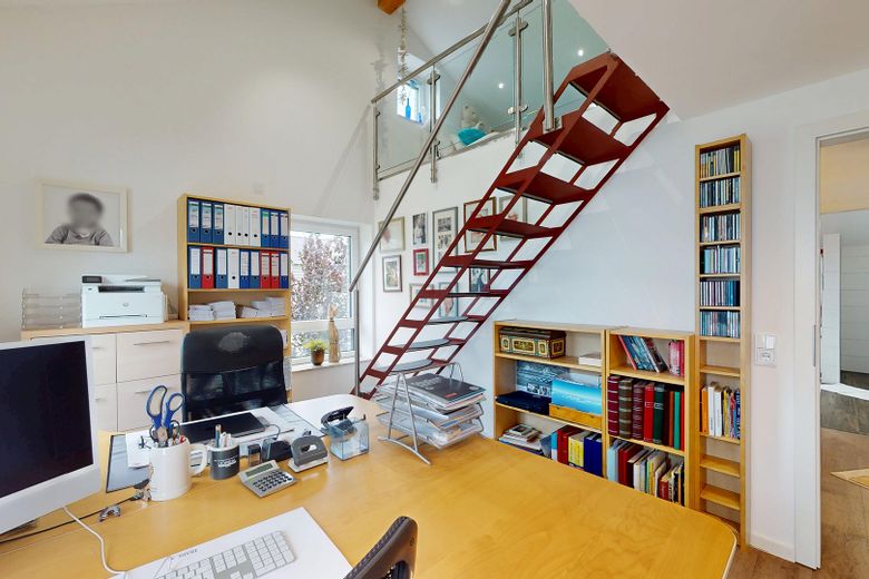 Modernes Wohnen für Familien: Freistehendes A+ Einfamilienhaus mit großzügigen Außenflächen – Arbeitszimmer OG