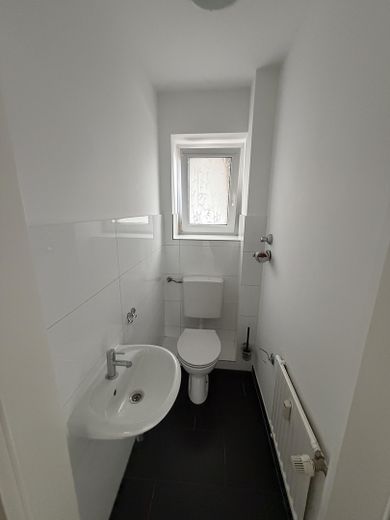 appartamento ristrutturato di 3 locali con balcone e ottimi collegamenti con i trasporti pubblici – Gäste-WC