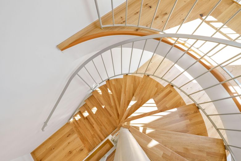 RARITÀ AL LEHEL | Maisonette modernizzata con vista sul verde e posto auto in garage sotterraneo – senza provvigione – Treppe Eiche massiv