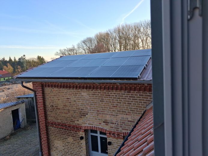 Außergewöhnliches Wohnhaus in freier Natur – PV-Anlage auf dem Anbau