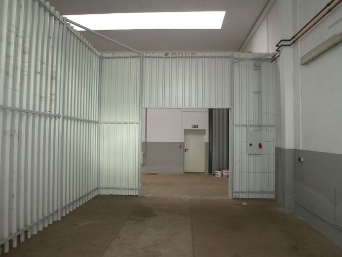 Ehem. Autohaus - Kleinteilig aufgeteilt - Kapitalanlage od. Selbstnutzer – Blick von innen auf Tor