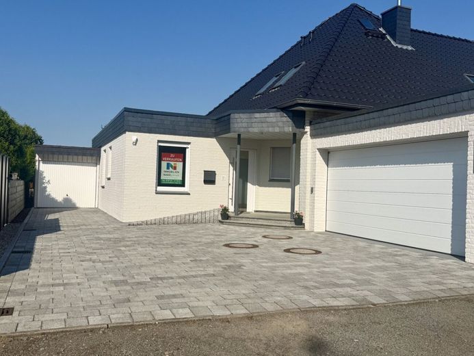 Moderner Wohntraum mit Einliegerwohnung und großer Sonnenterrasse im Speckmantel von Stadthagen – Straßenansicht