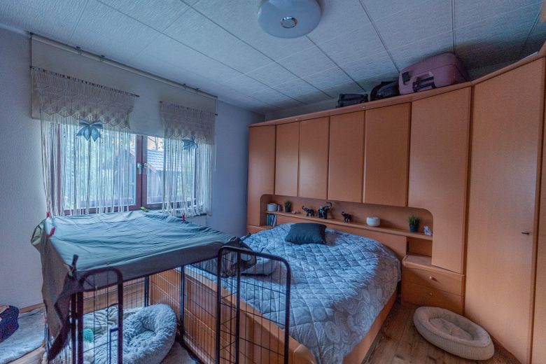 Oasi verde nell’idilliaca Zernsdorf su 1.130 m² con laghetto, sauna e serra – Schlafzimmer mit Einbaumöbeln