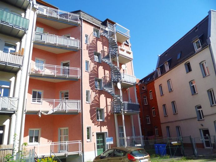 modernisierte/helle und möblierte Dachgeschosswohnung - 1,5 Zi. Küche mit EBK/Wannenbad  - ca. 35m² - zentrumsnah – 220715_ETW_BOS44_Nr.13_MFH_hinten_03
