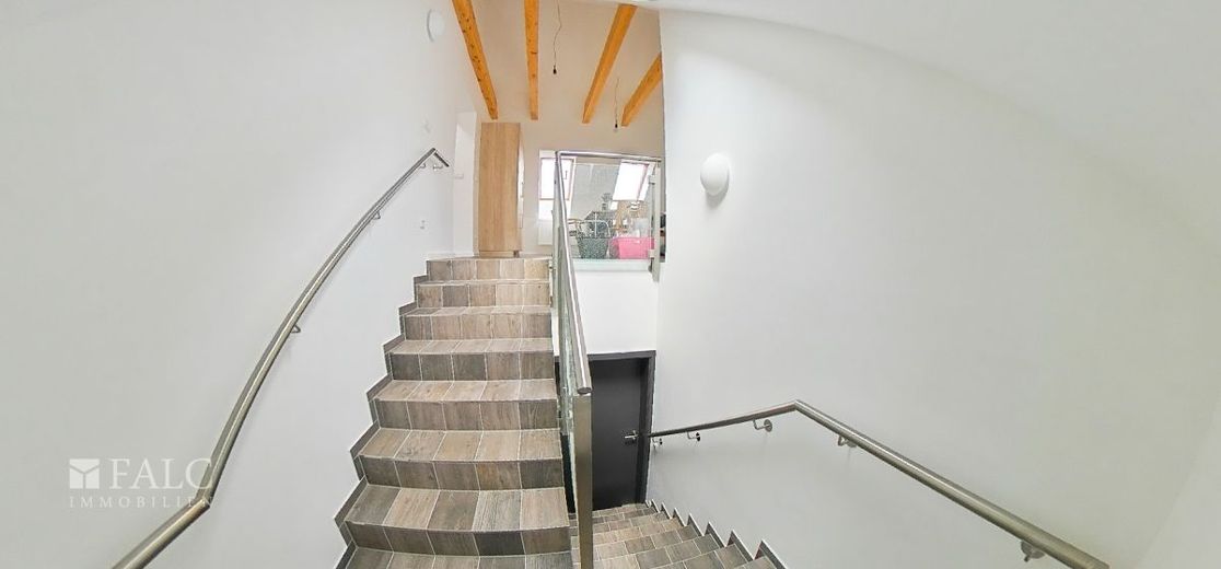Doppelhaushälfte komplett hochwertig Kernsaniert – Treppe zum Dachgeschoss