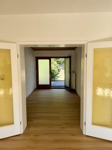 Vivienda en casa unifamiliar renovada con acceso a zonas verdes, garaje y caseta de jardín – Foto 3
