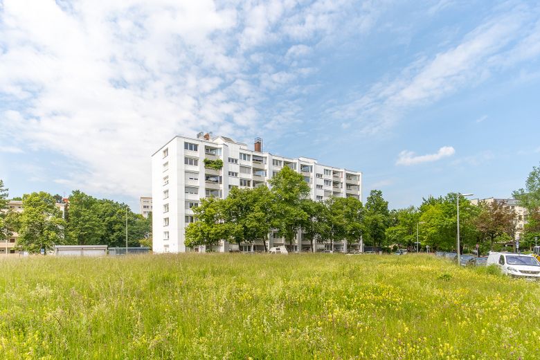 Moderno appartamento ammobiliato di 3 locali con balcone esposto a ovest - spese accessorie incluse – Ansicht SüdOst