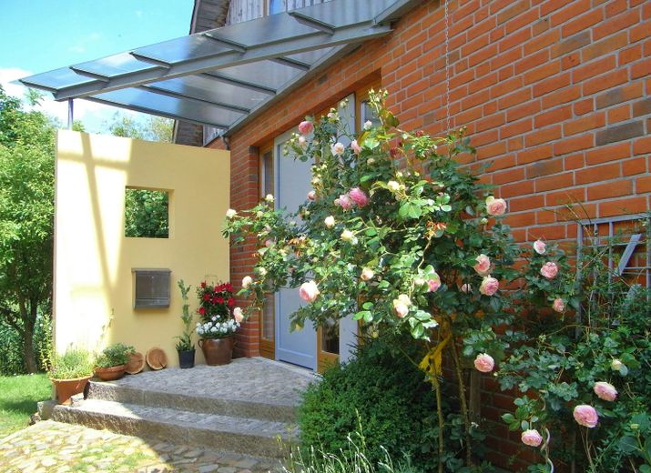 Ökologisch nachhaltiges Niedrigenergiehaus - gesund wohnen mit Lehm – Eingangsüberdachung