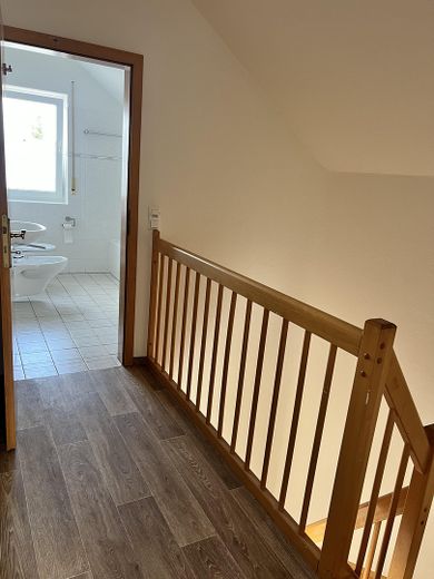 🌿 Renovierte Doppelhaushälfte mit grossem Garten und Garage in Linthe bei Berlin/ Potsdam – Treppe