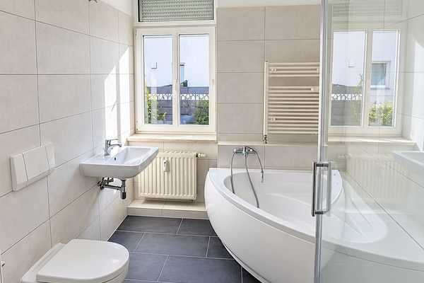 Helle 2-Zimmer-Altbauwohnung mit modernem Bad – Wanne & Dusche