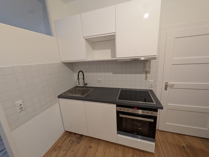 2,5-Zimmer-DG-Wohnung mit Einbauküche in zentraler Lage von Wiesbaden – Küche Teil 1