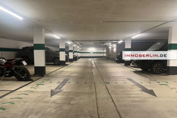 IMMOBERLIN.DE - Attraente posto auto in garage sotterraneo in posizione ben collegata