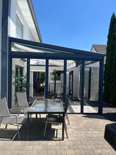 Modernes Einfamilienhaus mit Wintergarten, Doppelgarage und liebevoll angelegtem Garten in Schwendi – Wintergarten