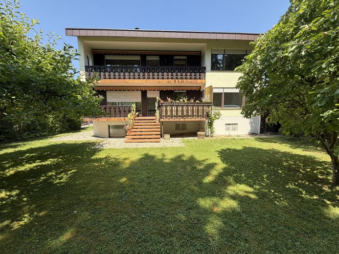 Zentrumsnah: Wohnhaus mit Galerie/Werkstatt, Einlieger-App.  & traumh. Naturgarten (834 qm) – Haus Gartenansicht